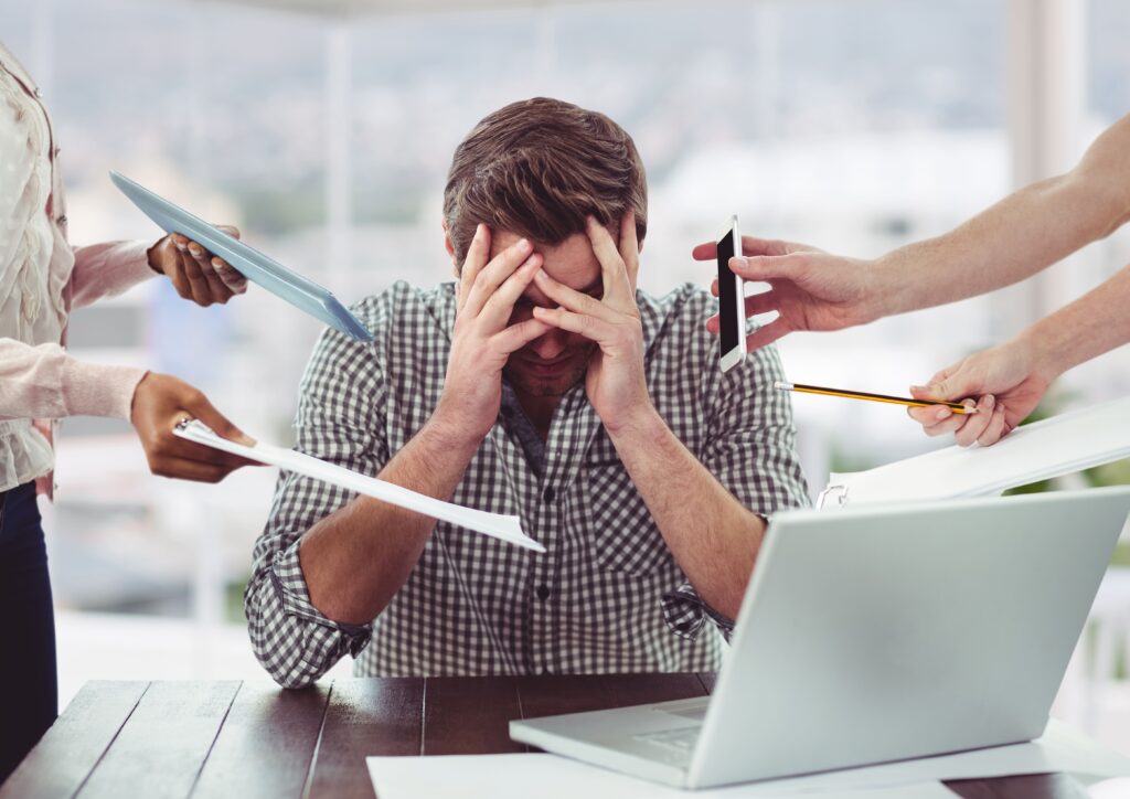 homme stressé au travail, burnout